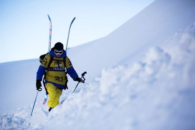  Wandern mit den Skiern auf dem Rücken 